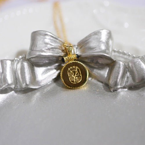 Black Enamel Rose Halskette – Vintage trifft Eleganz