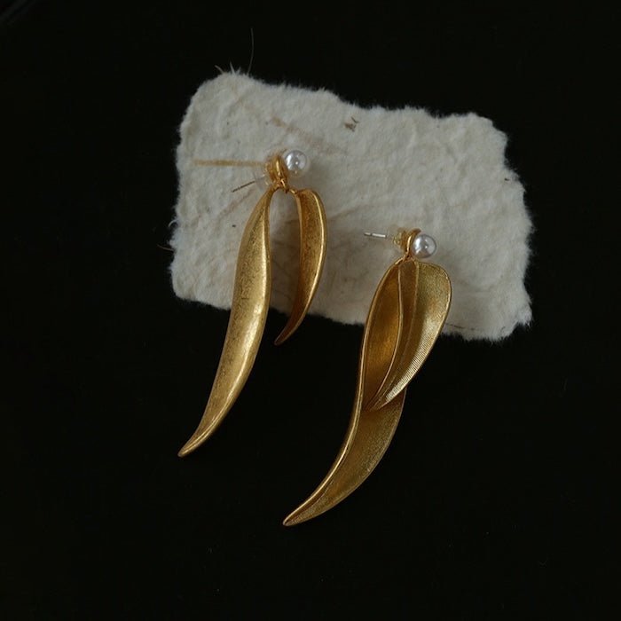 Goldene Blattohrringe mit Süßwasserperle – Vintage-Charme trifft Statement-Stil