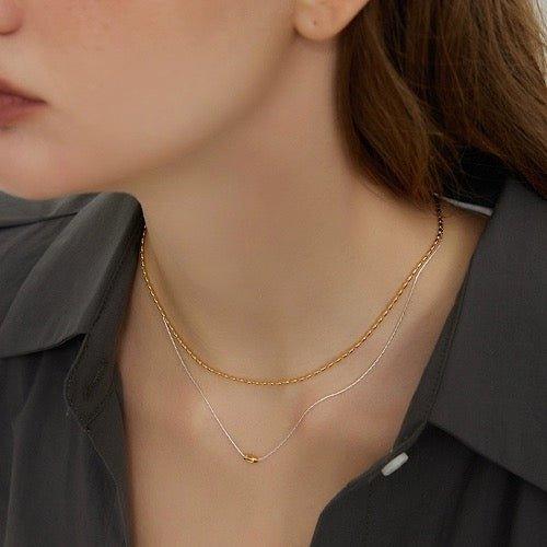Moderne schicke gestapelte Halsketten – Gold und Silber - Daily Stuff