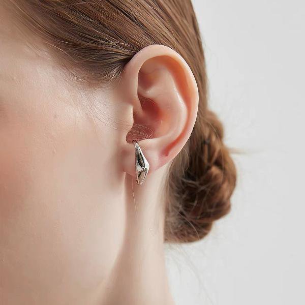 Minimalistische Ohrstecker mit geschwungenem Design – 18K Weißgoldbeschichtung