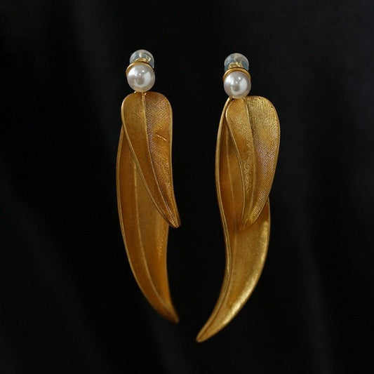 Goldene Blattohrringe mit Süßwasserperle – Vintage-Charme trifft Statement-Stil