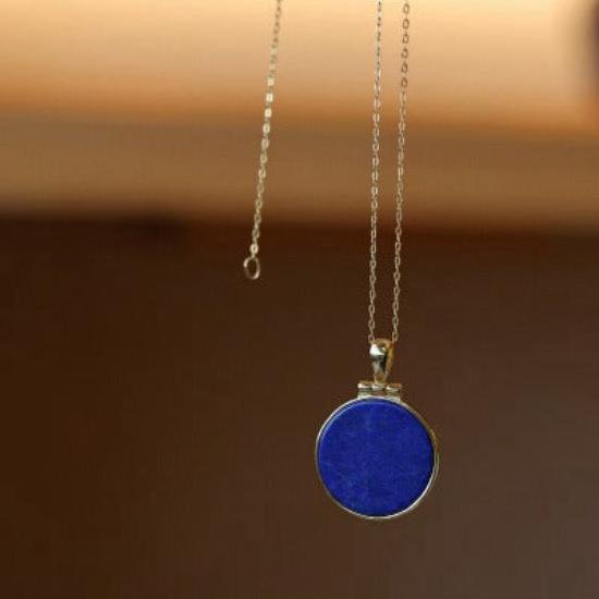 HELIOS Anhänger mit echtem Lapis Lazuli – Symbol für Sonne, Stärke und Wahrheit