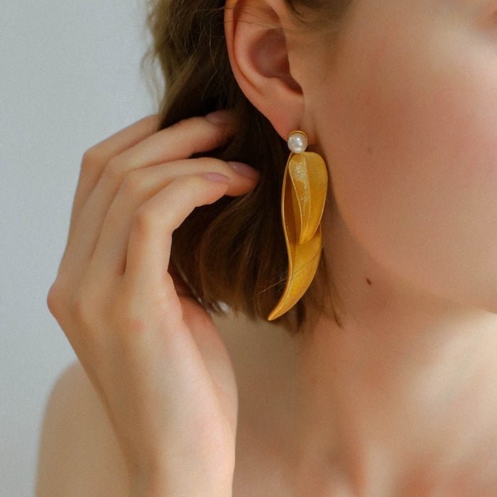 Goldene Blattohrringe mit Süßwasserperle – Vintage-Charme trifft Statement-Stil
