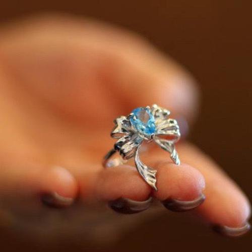 Schmetterlingsring mit natürlichem blauem Topas – Eleganz & heilende Energie vereint - verstellbar
