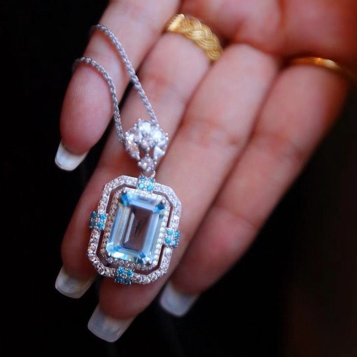 Ice Queen – Blue Topaz Anhänger mit königlichem Glanz