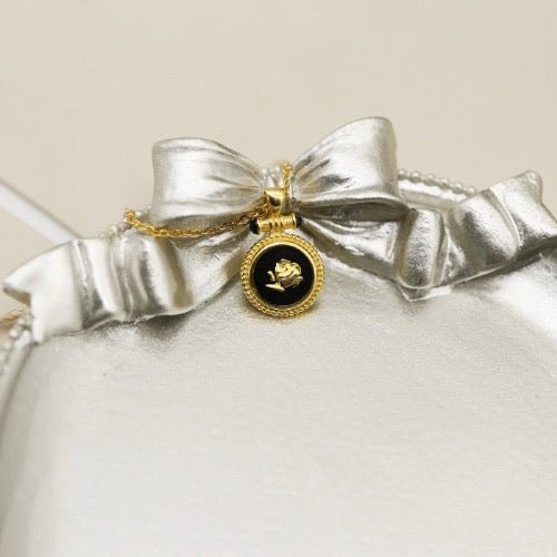 Black Enamel Rose Halskette – Vintage trifft Eleganz