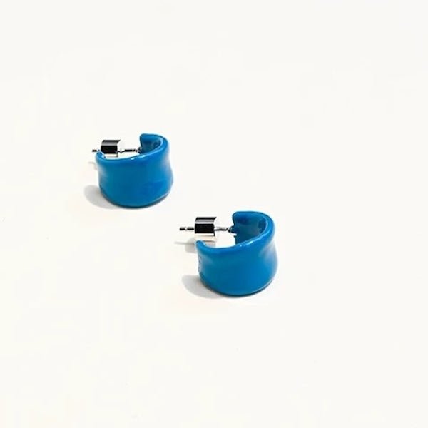 Moderne Creolen in Blau – minimalistisch mit Retro-Vibes