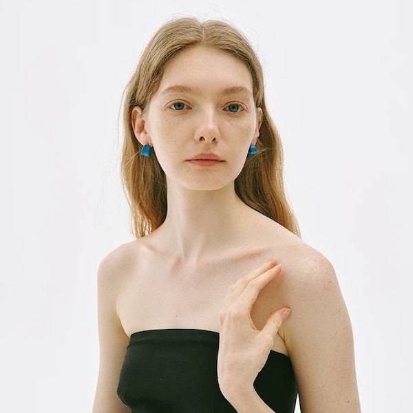 Moderne Creolen in Blau – minimalistisch mit Retro-Vibes