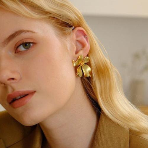 Blumige Eleganz im Vintage-Stil – Statement-Ohrringe in Gold oder Silber